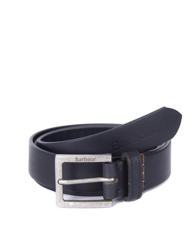 trek de leren riem omhoog